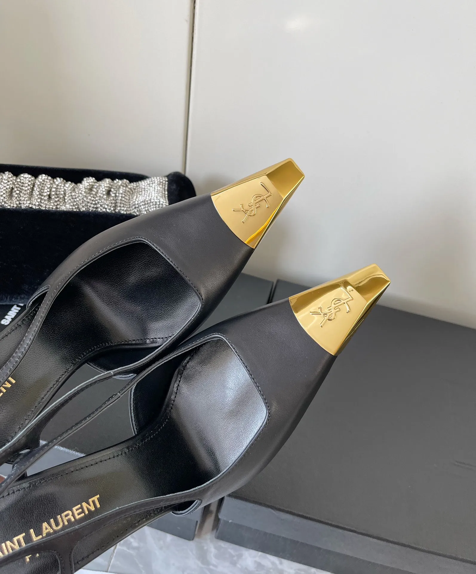 👟👟Ex-factory price 560👟👟 YSL Yves Saint Laurent's latest gold iron-toe logo small square toe high-heeled shoes ✔️ New products are available at the counter at the same time. Major celebrities and Internet celebrities have stepped on their feet. The style is fashionable and versatile, simple and high-end, and the elegance is achieved to the extreme. The feet are full of goddess style! Upper: Imported calfskin Lining: Imported sheepskin Heel height: 10.5 Outsole: Genuine leather outsole Size: 35-39 (custom-made in 40 units, non-refundable)